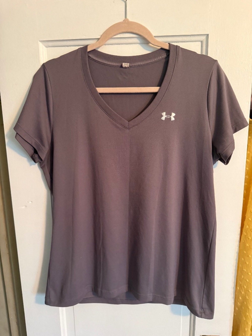 Under Armour Women's Short Sleeve V-Neck Tee in Charcoal Gray